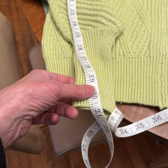 Tahari V-Neck Sweater, lime green Size Small.  Very soft feel.  GUC - Picture 6 of 8